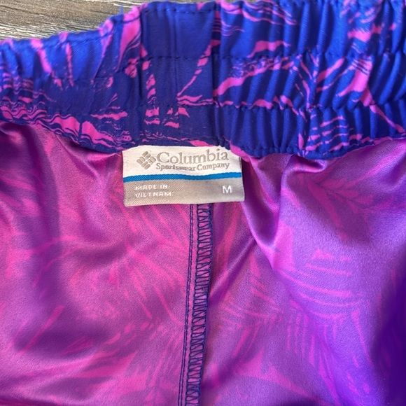 Columbia PFG Women’s Shorts - Size Medium - Purple Floral Shorts w/ Back Pocket - Picture 3 of 9